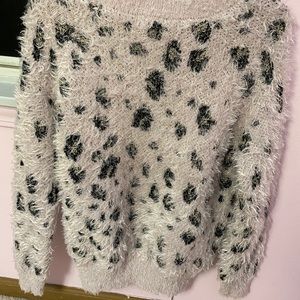 Pink comfy sweater with black spots for winter.